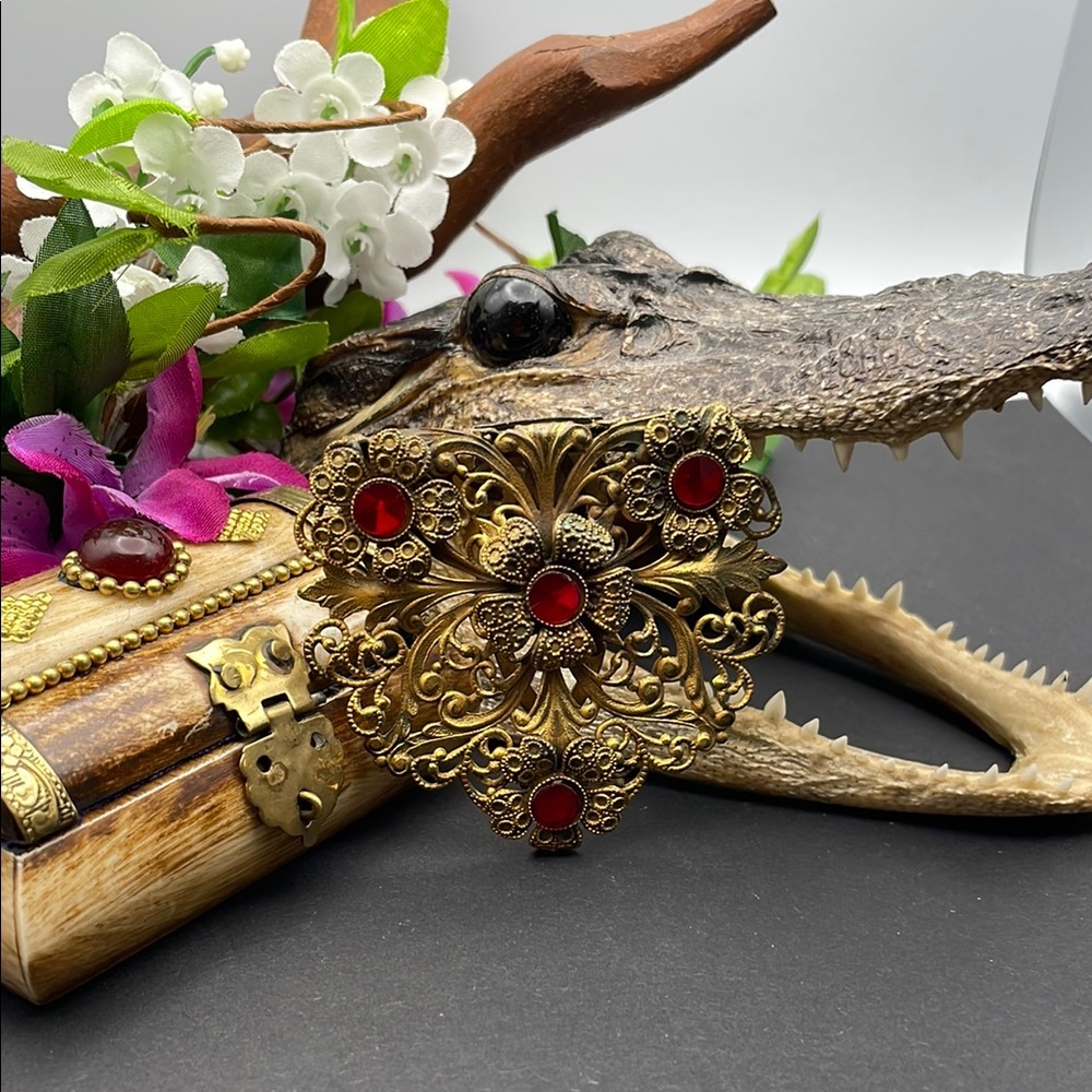 Filigree dress/fur clip vintage